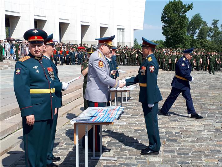 Офицерам Росгвардии на поклонной горе вручены дипломы об окончании Военного университета минобороны