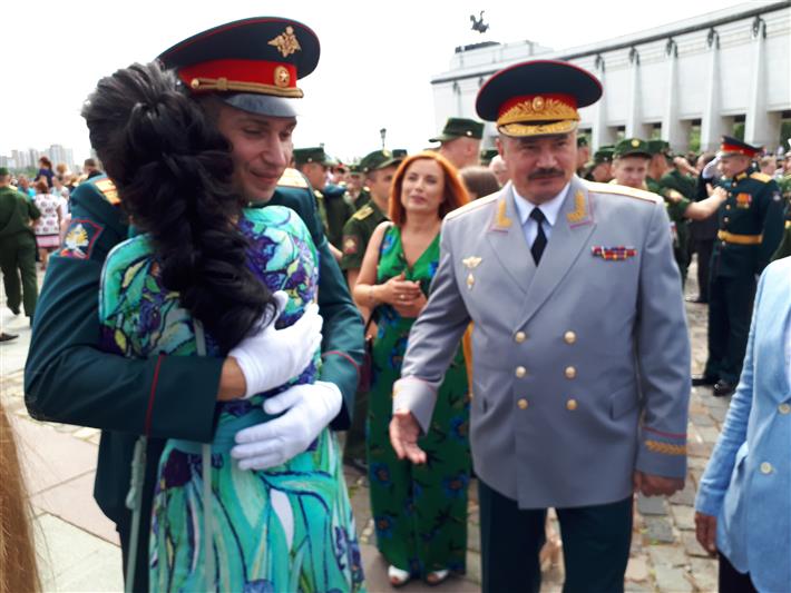 Офицерам Росгвардии на поклонной горе вручены дипломы об окончании Военного университета минобороны