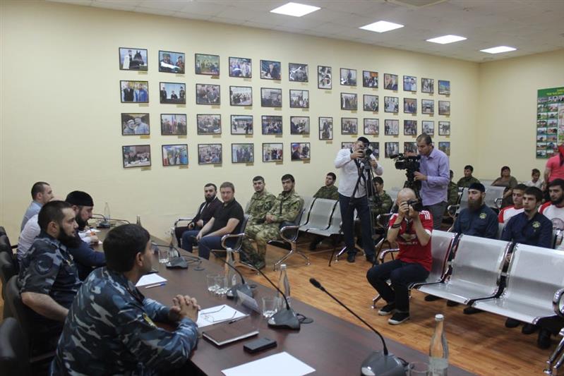 Военнослужащие полка имени Героя России Ахмата-Хаджи Кадырова приняли участие в круглом столе, приуроченном к Международному дню борьбы с наркоманией и наркобизнесом