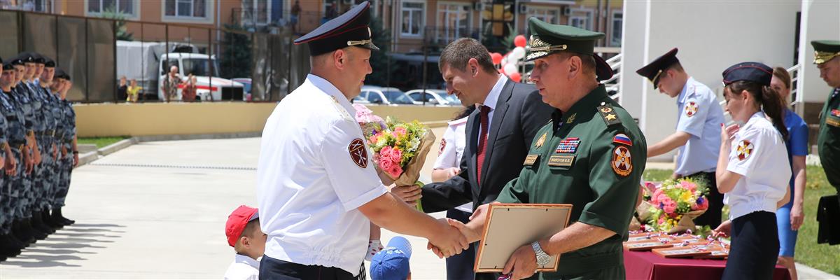 Генерал армии Виктор Золотов вручил военнослужащим и сотрудникам ключи от квартир в городе Сочи (фото, видео)