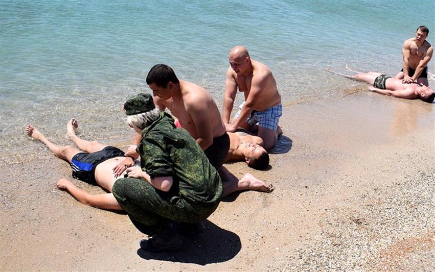 В Крыму росгвардейцы получили дополнительные навыки спасения терпящих бедствие на воде