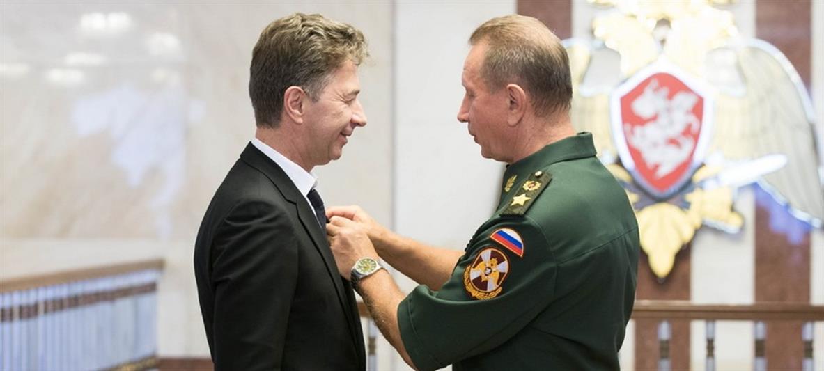 Генерал армии Виктор Золотов наградил медалями «За содействие» деятелей культуры и искусства России (видео)