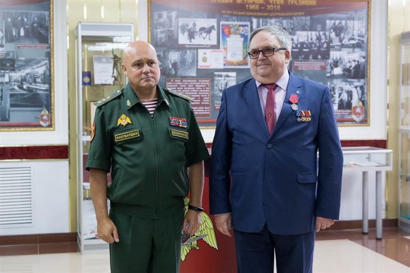 УКАЗОМ ПРЕЗИДЕНТА РОССИЙСКОЙ ФЕДЕРАЦИИ ВОЕННЫЙ ОБОЗРЕВАТЕЛЬ ЖУРНАЛА «НА БОЕВОМ ПОСТУ», ЗАСЛУЖЕННЫЙ РАБОТНИК КУЛЬТУРЫ РФ ПОЛКОВНИК В ОТСТАВКЕ БОРИС КАРПОВ НАГРАЖДЕН ОРДЕНОМ ДРУЖБЫ