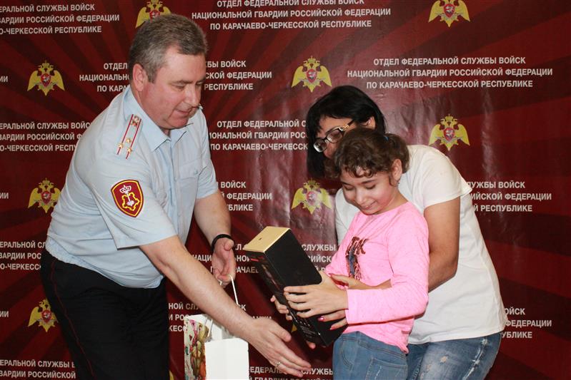 Сотрудники Северо-Кавказского округа Росгвардии устроили праздники для сирот и детей из социально незащищенных семей