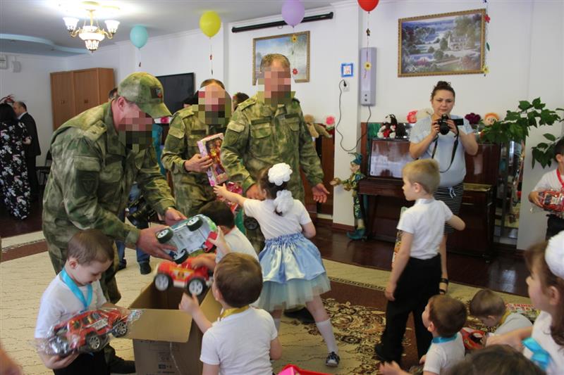 Сотрудники Северо-Кавказского округа Росгвардии устроили праздники для сирот и детей из социально незащищенных семей