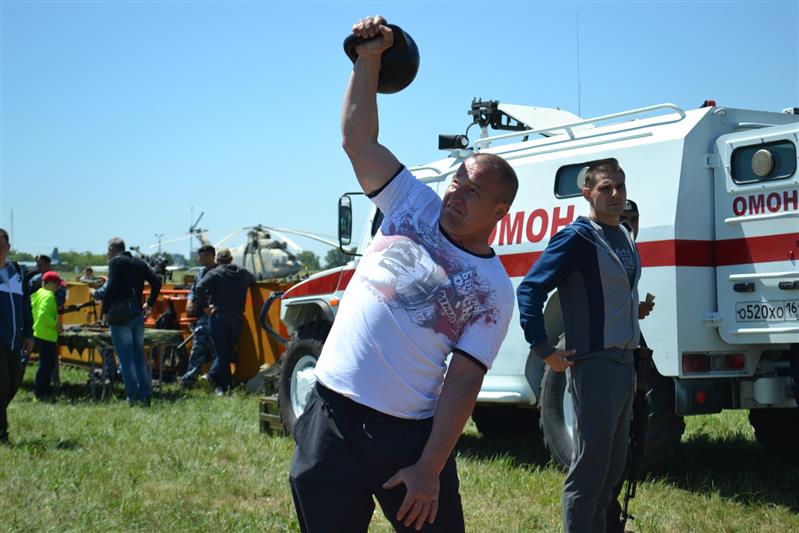 В отдельном авиационном полку Южного округа Росгвардии состоялся грандиозный праздник в честь Международного дня защиты детей и начала летних каникул (фото)