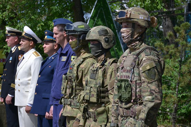 Военнослужащие и сотрудники Росгвардии приняли участие в церемонии отправки призывников в ряды вооруженных сил в Хабаровске