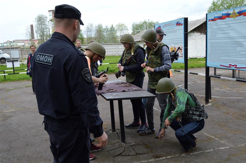 Бойцы архангельского ОМОН провели военно-спортивную игру для старшеклассников 