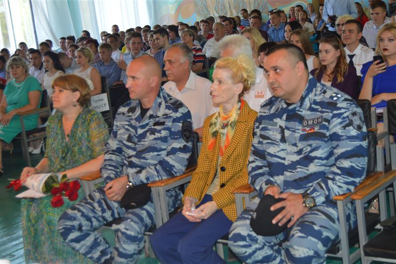 Командир орловского ОМОН поздравил выпускников железнодорожного техникума, носящего имя погибшего бойца отряда