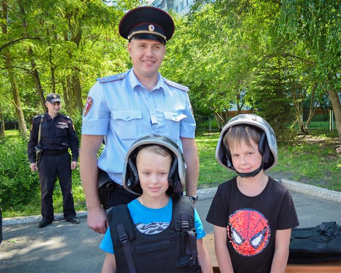 В Пензе сотрудники вневедомственной охраны провели открытый урок для воспитанников летнего пришкольного лагеря 