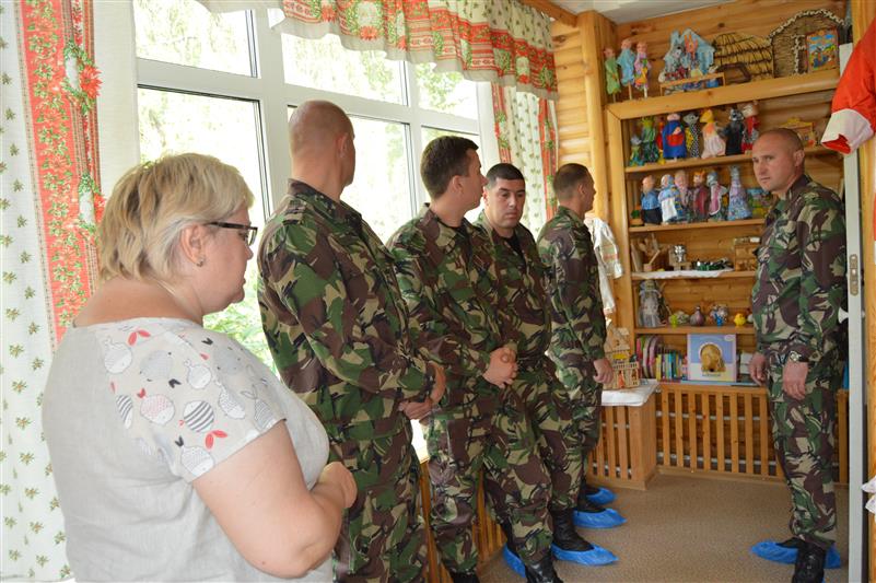 Бойцы орловского ОМОН навестили воспитанников городского специализированного Дома ребенка