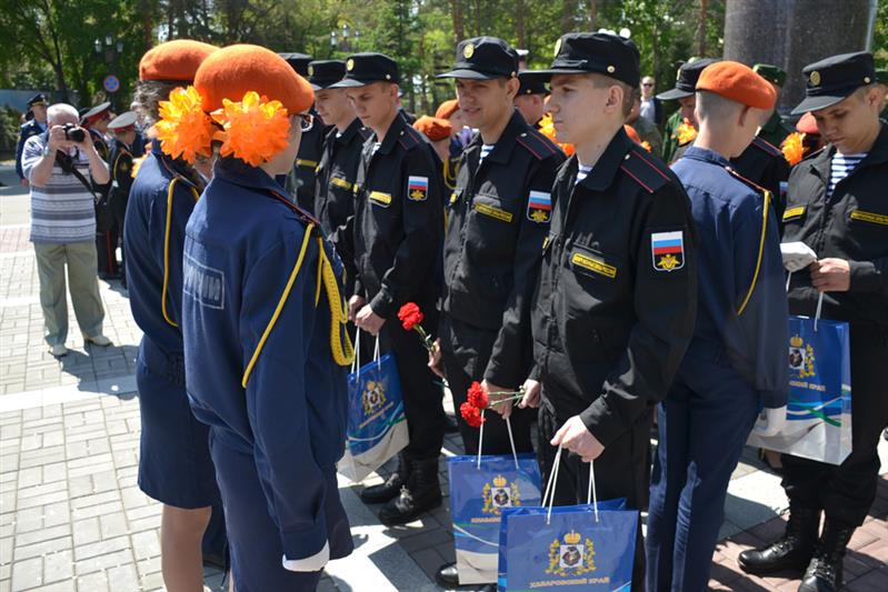 Военнослужащие и сотрудники Росгвардии приняли участие в церемонии отправки призывников в ряды вооруженных сил в Хабаровске
