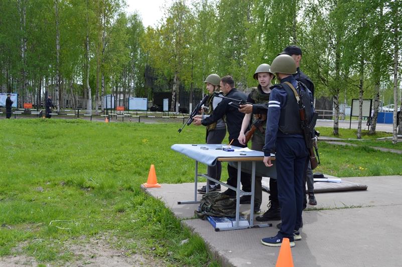 Бойцы архангельского ОМОН провели военно-спортивную игру для старшеклассников 