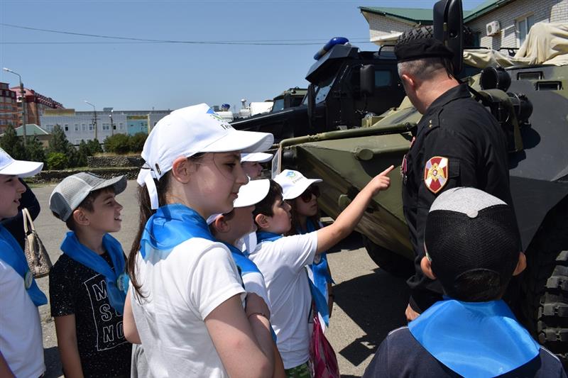Сотрудники махачкалинского ОМОН провели Урок мужества для учеников образовательного центра «Гений»