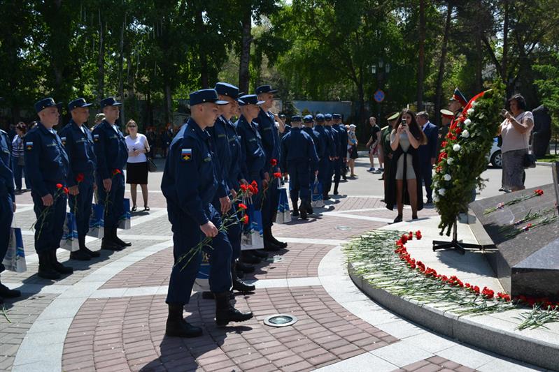 Военнослужащие и сотрудники Росгвардии приняли участие в церемонии отправки призывников в ряды вооруженных сил в Хабаровске