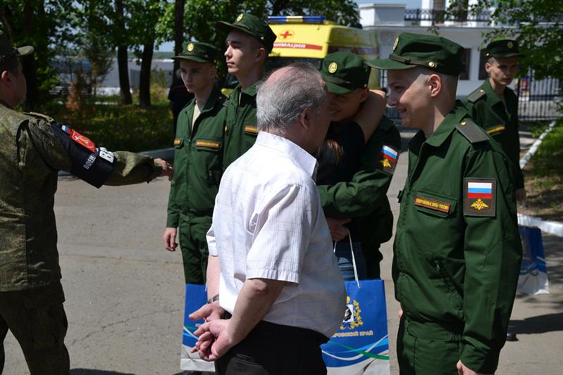 Военнослужащие и сотрудники Росгвардии приняли участие в церемонии отправки призывников в ряды вооруженных сил в Хабаровске