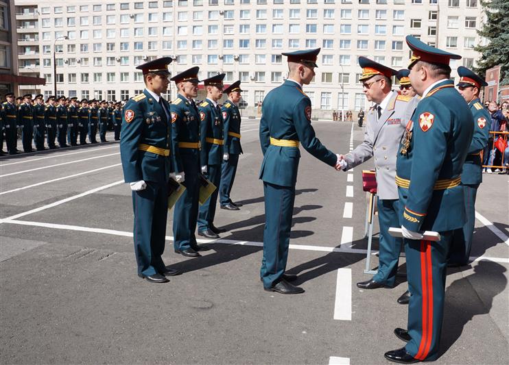 В Санкт-Петербургском военном институте Росгвардии состоялся выпуск офицеров (видео)