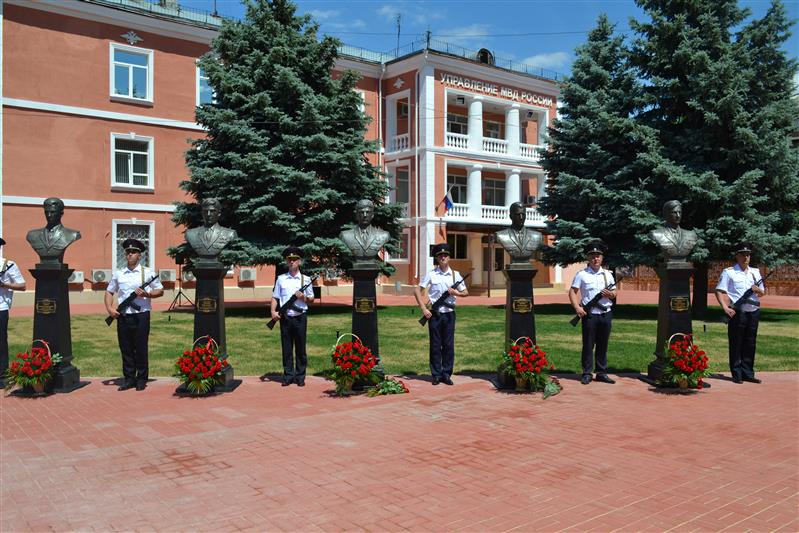 В Волгоградской области состоялось открытие аллеи Памяти с именами погибших омоновцев 