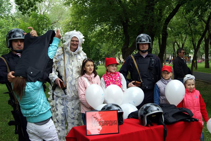 В Оренбурге сотрудники Росгвардии организовали тематическую фотосессию для детей