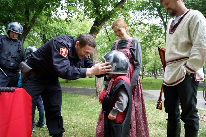 В Оренбурге сотрудники Росгвардии организовали тематическую фотосессию для детей