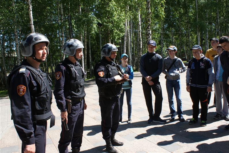 Югорские росгвардейцы приняли участие в организации интеллектуального квеста «Игра по станциям», посвященного Международному дню борьбы с наркоманией 