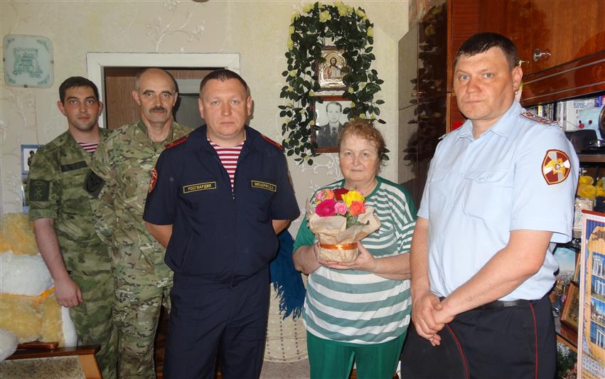 Белгородские росгвардейцы навестили мать сотрудника СОБР, погибшего  при исполнении служебного долга  
