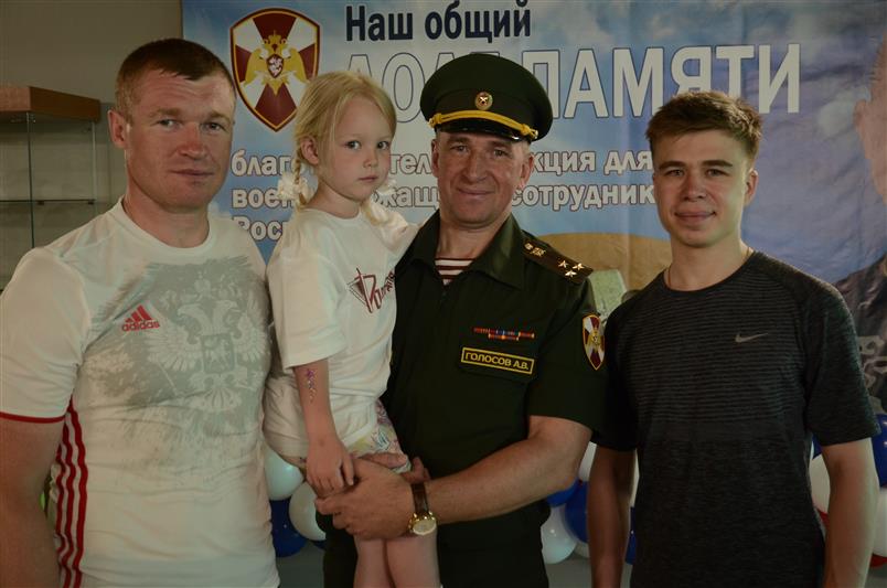 Юные участники благотворительной акции «Долг памяти» сыграли в футбол со спортсменами мирового уровня (фото, видео)