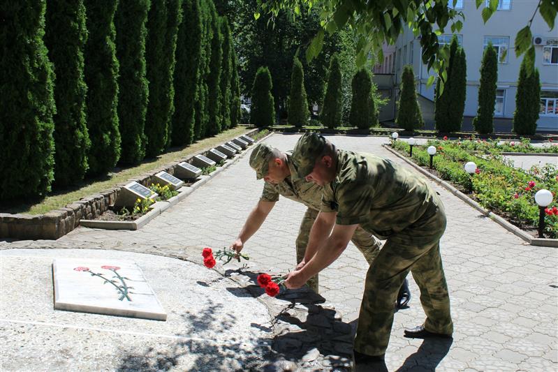 Сотрудники ОМОН почтили память жертв террористической атаки 1995 года в Буденновске
