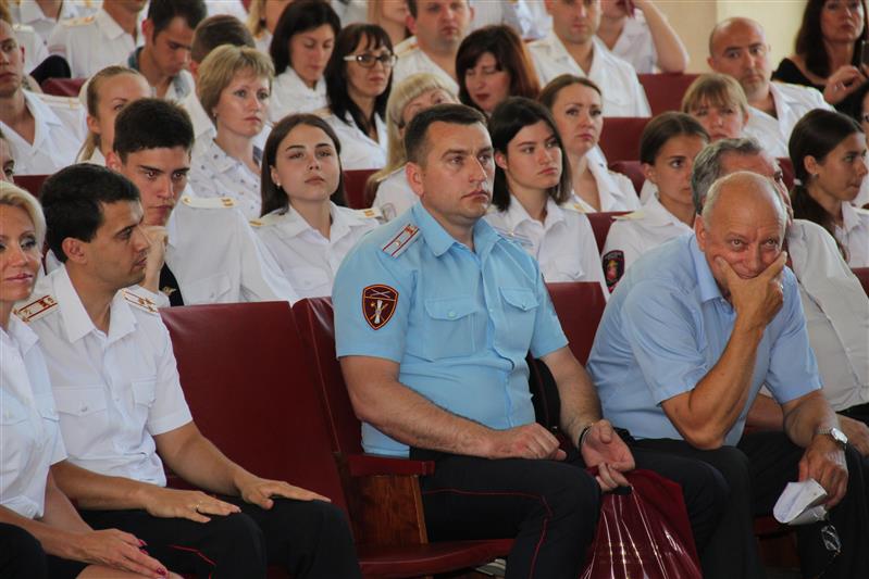 Замначальника крымского управления Росгвардии поздравил коллег из взаимодействующей структуры с 300-летием российской полиции