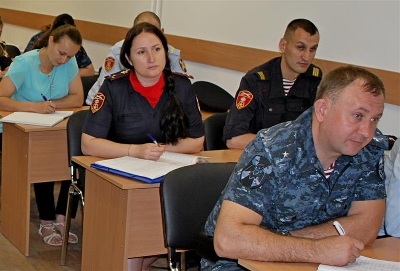 Сотрудники кадровых органов крымских подразделений вневедомственной охраны обменялись профессиональным опытом 