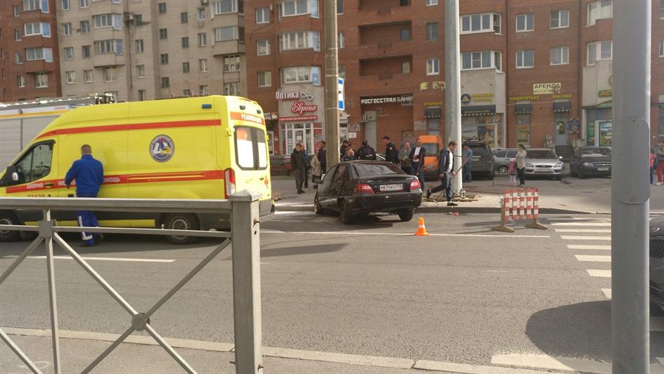 В Санкт-Петербурге военнослужащие Росгвардии оказали помощь пострадавшим в ДТП
