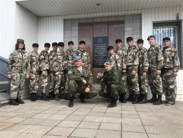 Бойцы псковского СОБР провели урок мужества с ребятами из центра специальной подготовки "Каскад"