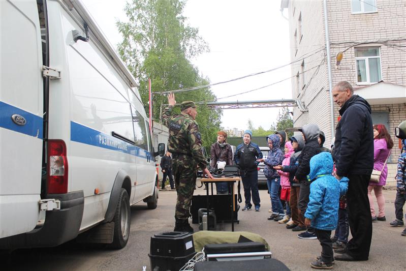 В День защиты детей  в Санкт-Петербурге, Пскове и Вологде росгвардейцы провели патриотические акции