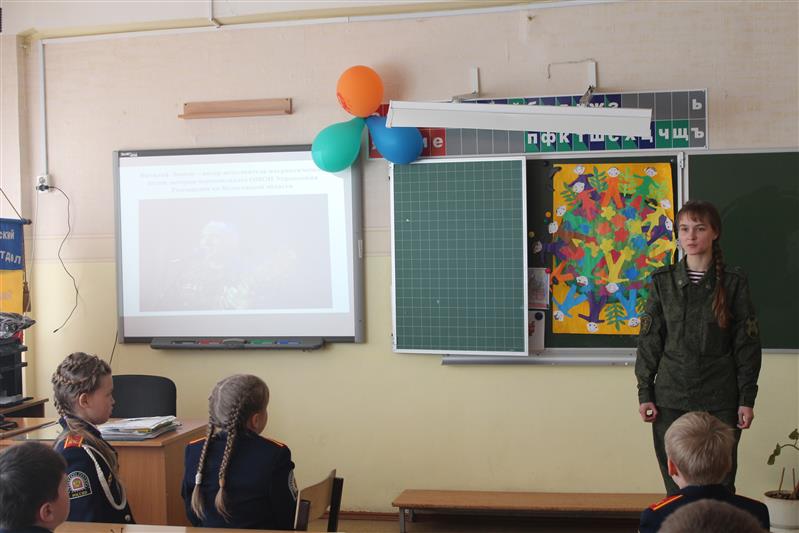 В Вологде военнослужащие Росгвардии провели для воспитанников летнего лагеря необычное занятие, посвященное творчеству ветерана ОМОН Виталия Леонова 