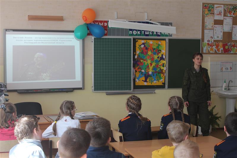 В Вологде военнослужащие Росгвардии провели для воспитанников летнего лагеря необычное занятие, посвященное творчеству ветерана ОМОН Виталия Леонова 