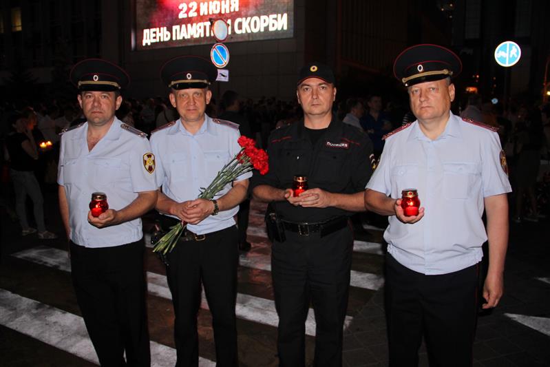 В Краснодаре сотрудники Росгвардии приняли участие в патриотической акции «Свеча памяти» (фото)