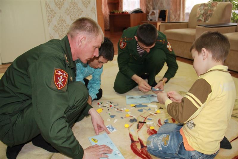 Югорские росгвардейцы поздравили воспитанников подшефных учреждений с Днём защиты детей