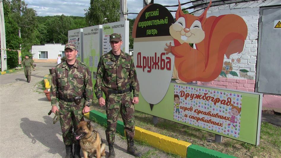 В Саратове выступлением кинолога ОМОН была открыта очередная смена детского лагеря «Дружба» 