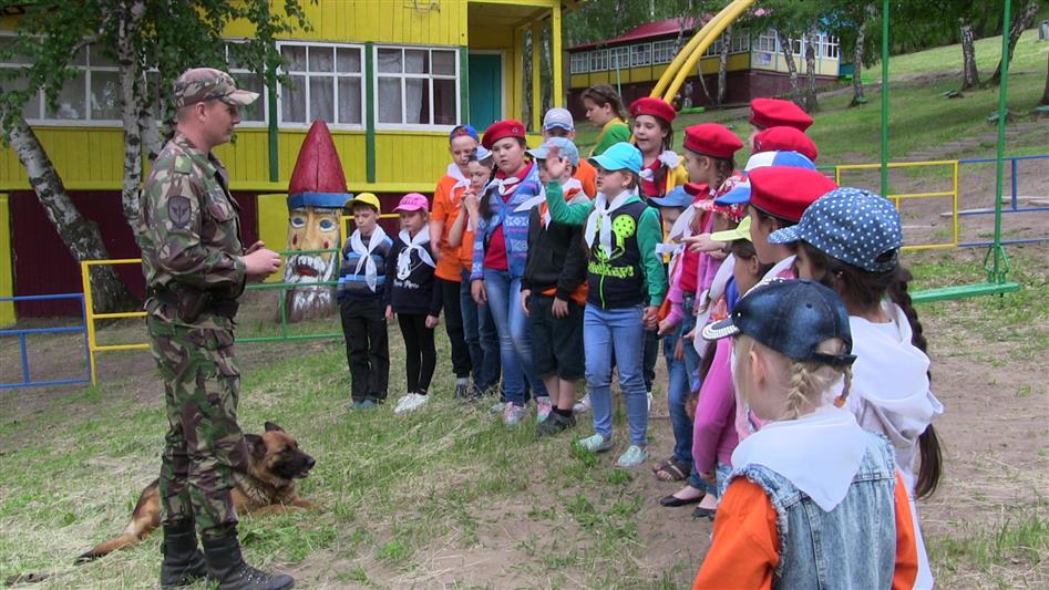 В Саратове выступлением кинолога ОМОН была открыта очередная смена детского лагеря «Дружба» 