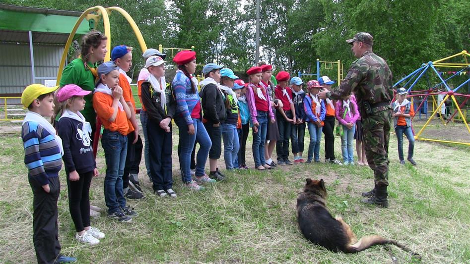 В Саратове выступлением кинолога ОМОН была открыта очередная смена детского лагеря «Дружба» 