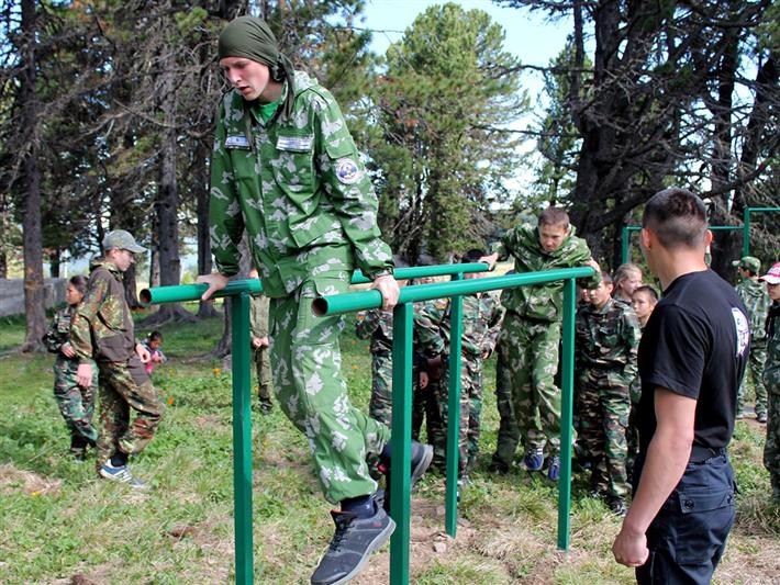Сотрудники ОМОН Отдела Росгвардии по Республике Алтай провели зарядку для юных патриотов (видео)