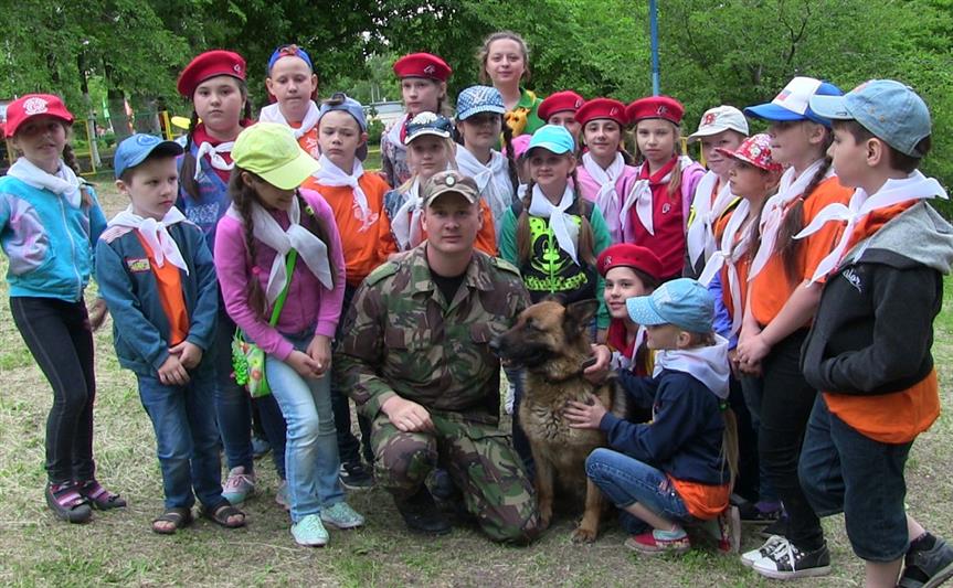 В Саратове выступлением кинолога ОМОН была открыта очередная смена детского лагеря «Дружба» 