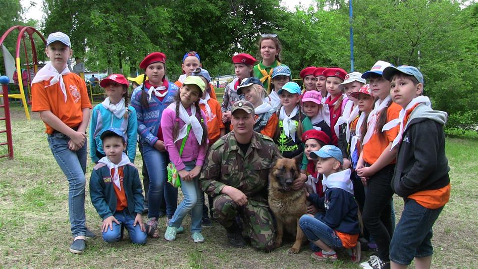 В Саратове выступлением кинолога ОМОН была открыта очередная смена детского лагеря «Дружба» 