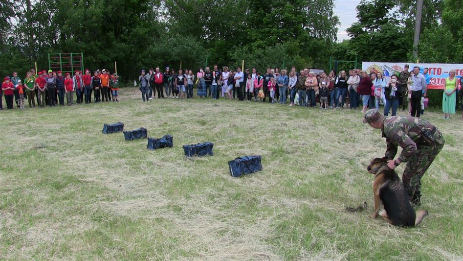 В Саратове выступлением кинолога ОМОН была открыта очередная смена детского лагеря «Дружба» 