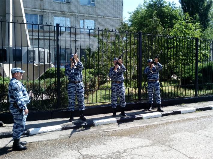 Сотрудники ОМОН почтили память жертв террористической атаки 1995 года в Буденновске