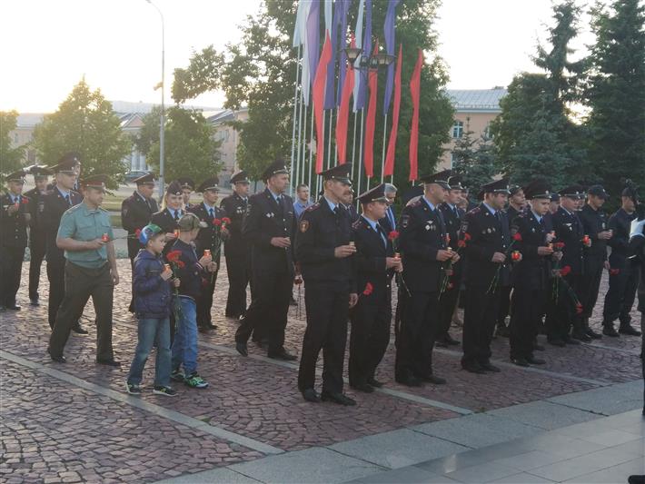 Военнослужащие и сотрудники Северо-Западного округа Росгвардии приняли участие в акции «Свеча памяти»