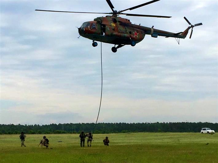 Сотрудники ОМОН на транспорте и военнослужащие иркутской эскадрильи провели совместную тренировку по десантно-штурмовой подготовке (фото, видео)