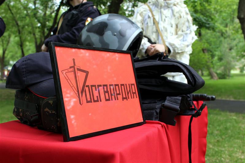 В Оренбурге сотрудники Росгвардии организовали тематическую фотосессию для детей