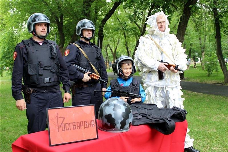 В Оренбурге сотрудники Росгвардии организовали тематическую фотосессию для детей
