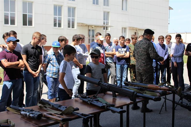 Школьники Кабардино-Балкарии узнали особенности службы в спецназе 